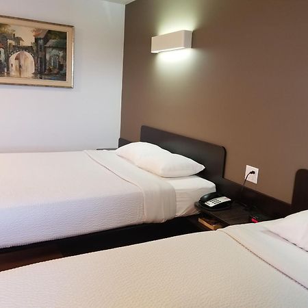 Joys Inn Innisfail, Ab Bagian luar foto