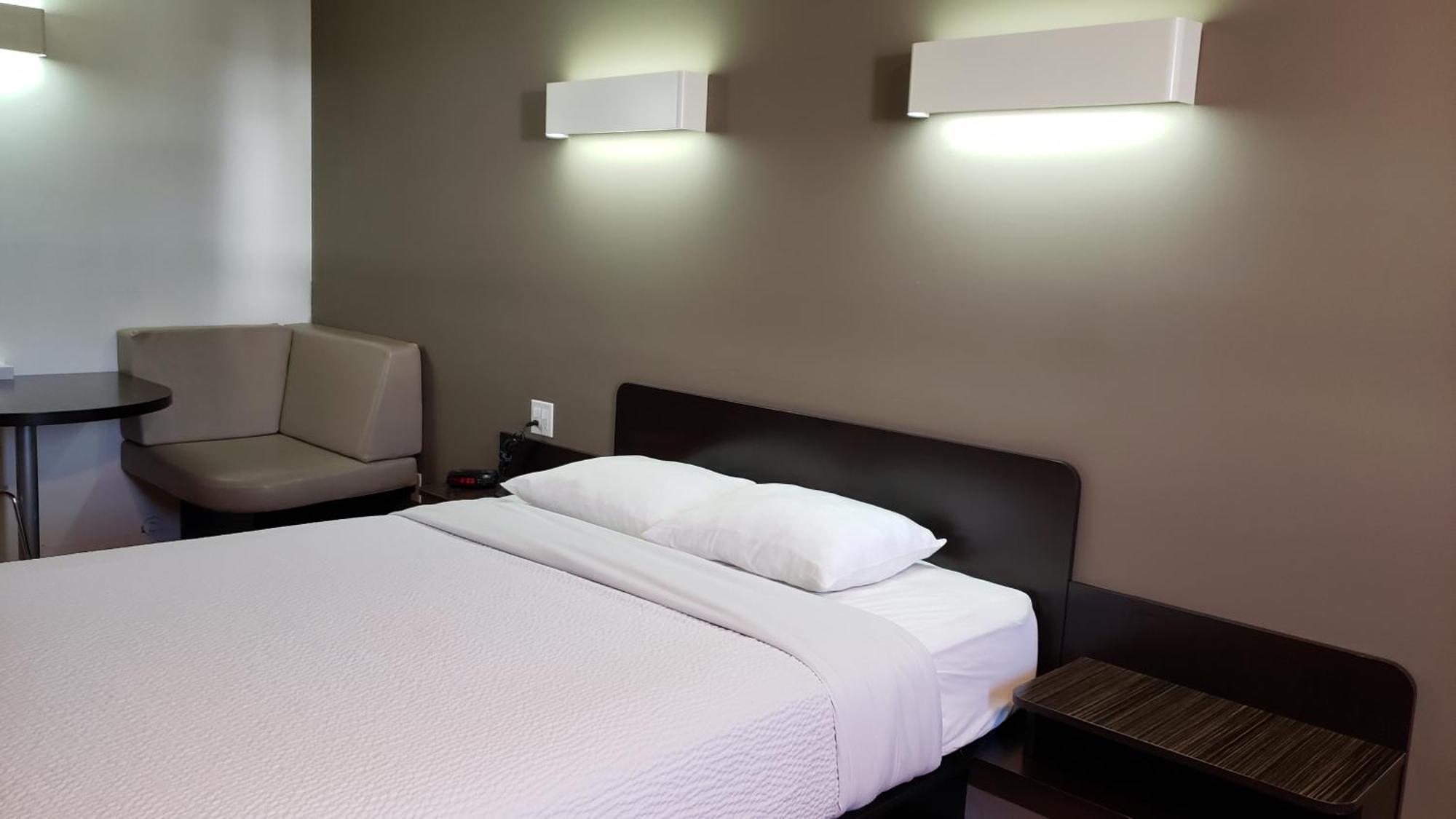 Joys Inn Innisfail, Ab Bagian luar foto